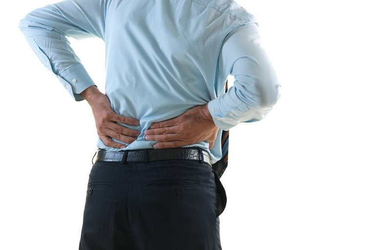 Đau lưng là một trong những triệu chứng suy thận nhẹ