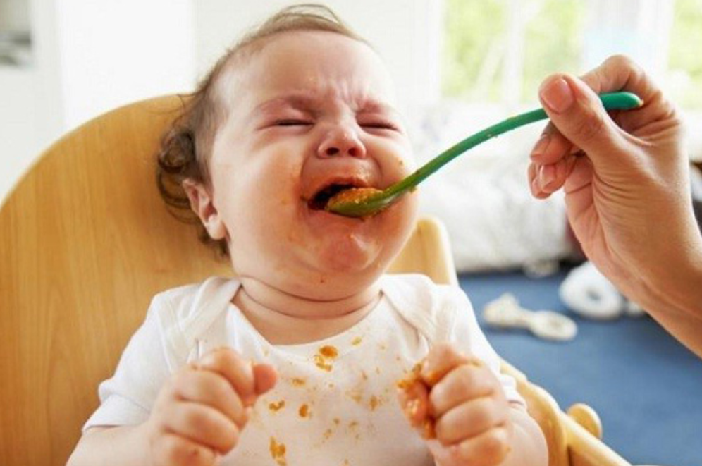 Khi trẻ biếng ăn, mẹ cũng nên cho bé đi khám dinh dưỡng