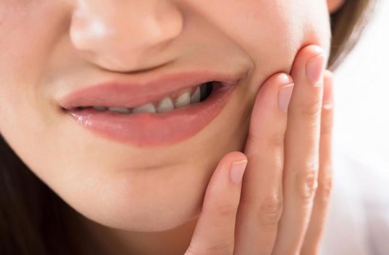 Cứng cơ hàm là biểu hiện đầu tiên của bệnh uốn ván