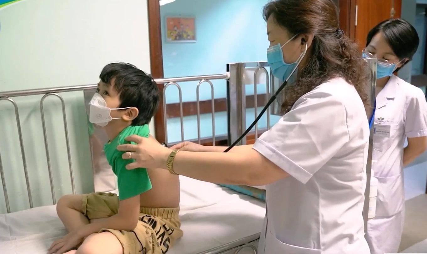 PGS.TS Lê Thị Hồng Hanh khám cho một bệnh nhi viêm phổi do vi khuẩn Mycoplasma
