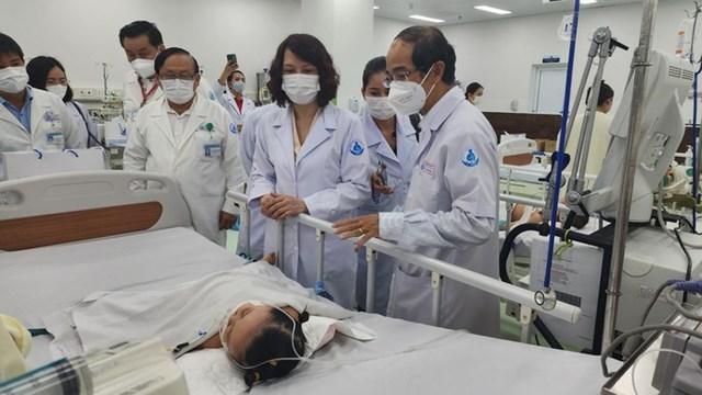 Đoàn bác sĩ của Bộ Y tế trao đổi tình hình điều trị bệnh tay chân miệng cùng nhân viên y tế Bệnh viện Nhi đồng 1