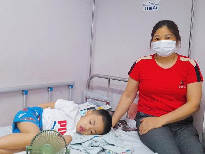 Hai mẹ con chị Huyền tại Bệnh viện Nhi trung ương