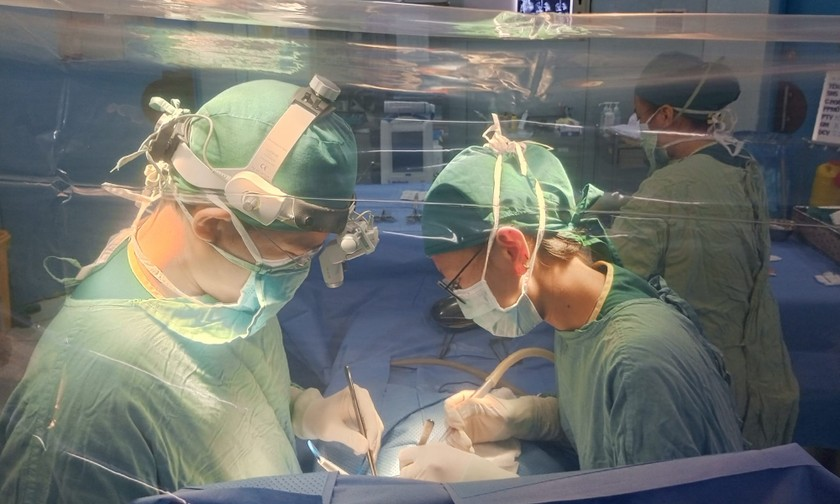Các bác sĩ tiến hành ca phẫu thuật cắt bỏ túi phình động mạch chủ bụng cho bé trai