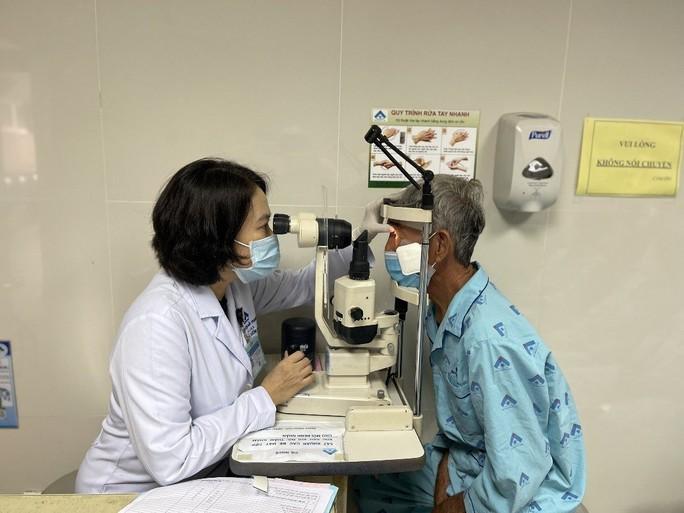 Bác sĩ thăm khám mắt cho người bệnh tại Bệnh viện Mắt TP HCM