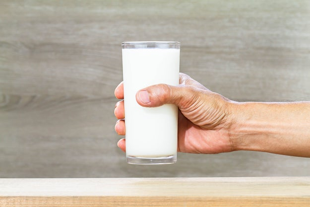 Người bệnh tiểu đường nên uống 1 cốc sữa vào buổi tối trước khi đi ngủ 1 giờ