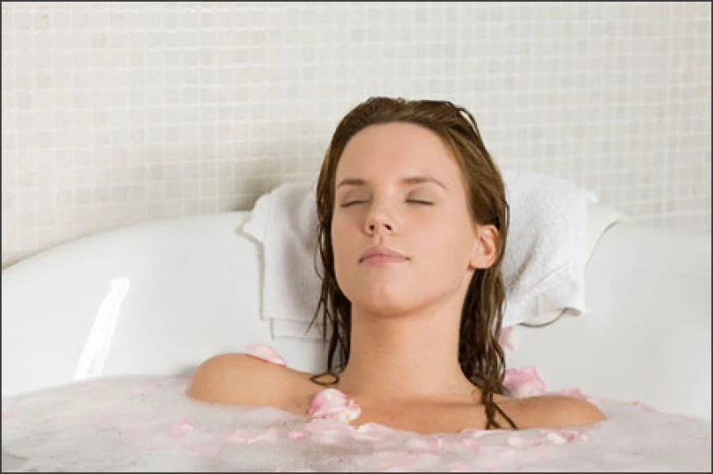 Tắm nước ấm giúp thư giãn tinh thần và ngủ ngon hơn