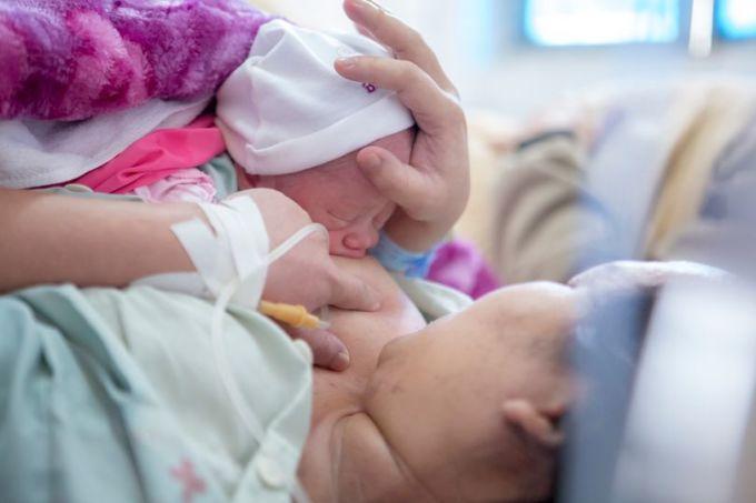 Sữa mẹ là liều vaccine đầu tiên trong đời, giúp trẻ tăng cường khả năng miễn dịch trước các loại bệnh