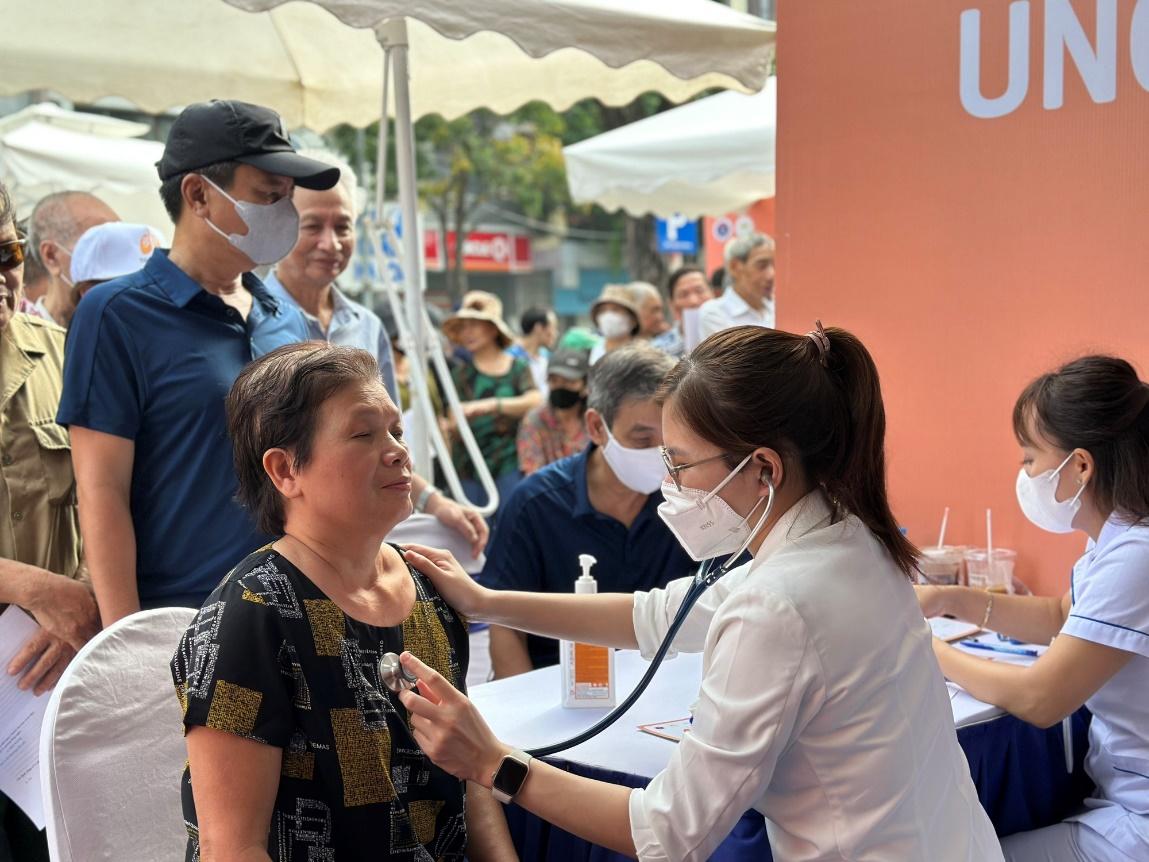 Khám tầm soát ung thư phổi cho người dân Hà Nội