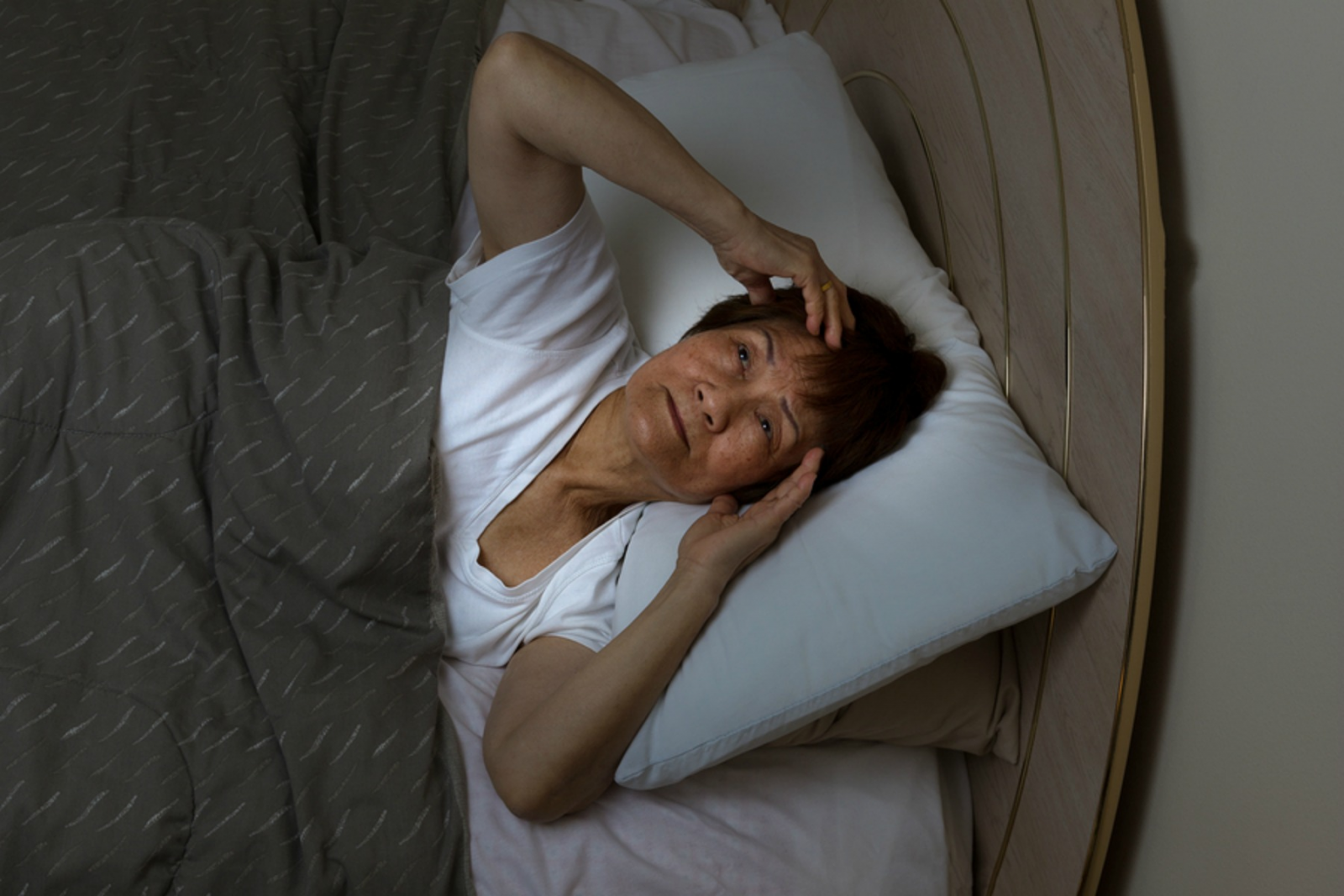Người già mất ngủ có thể do tuổi tác ảnh hưởng đến nhịp sinh học của cơ thể