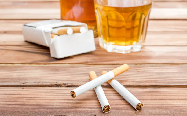 Người có tiền sử bị lao phổi không nên dùng rượu bia, thuốc lá và chất kích thích khác