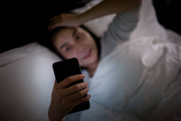 Dùng thiết bị trước khi đi ngủ sẽ gây khó ngủ hơn