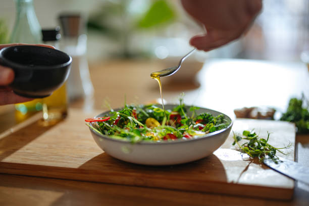 Bạn có thể dùng dầu ô liu để trộn salad