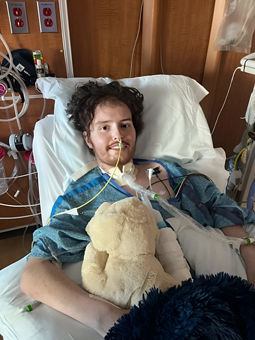 Jackson Allard, 22 tuổi, phải thở máy và phẫu thuật ghép phổi