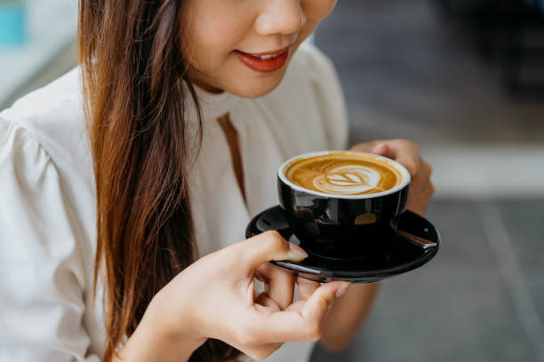 Uống một cốc cà phê nhỏ sẽ giúp người bệnh tỉnh táo hơn.