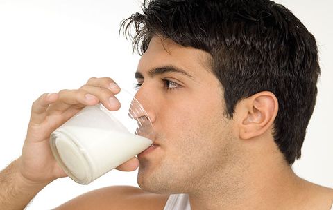 Viêm đại tràng có nên uống sữa không ?